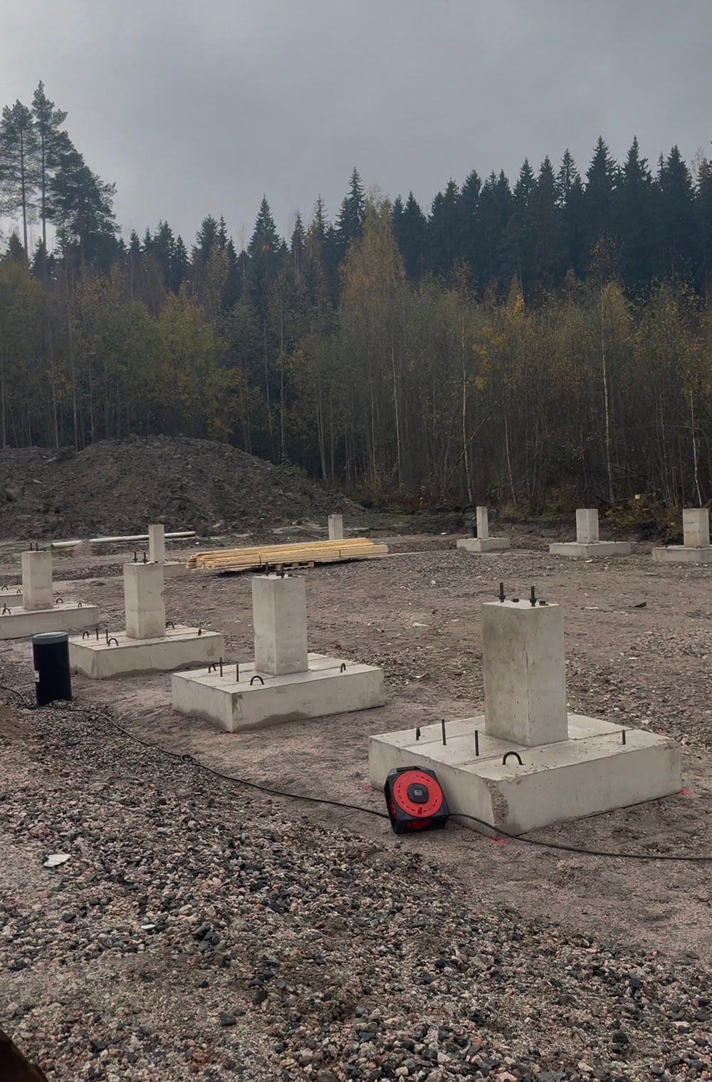 Hallirakennuksen rungon hitsaustyöt.